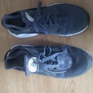 Nike Air Huarache size 9 - mens